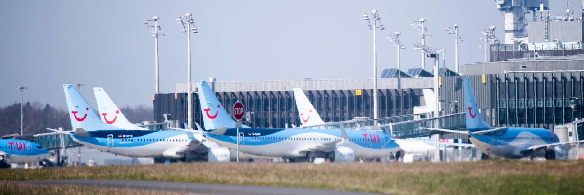 Flugzeuge von Tuifly in Hannover - der Reisekonzern Tui will den deutschen Ferienflieger um rund die Hälfte verkleinern.