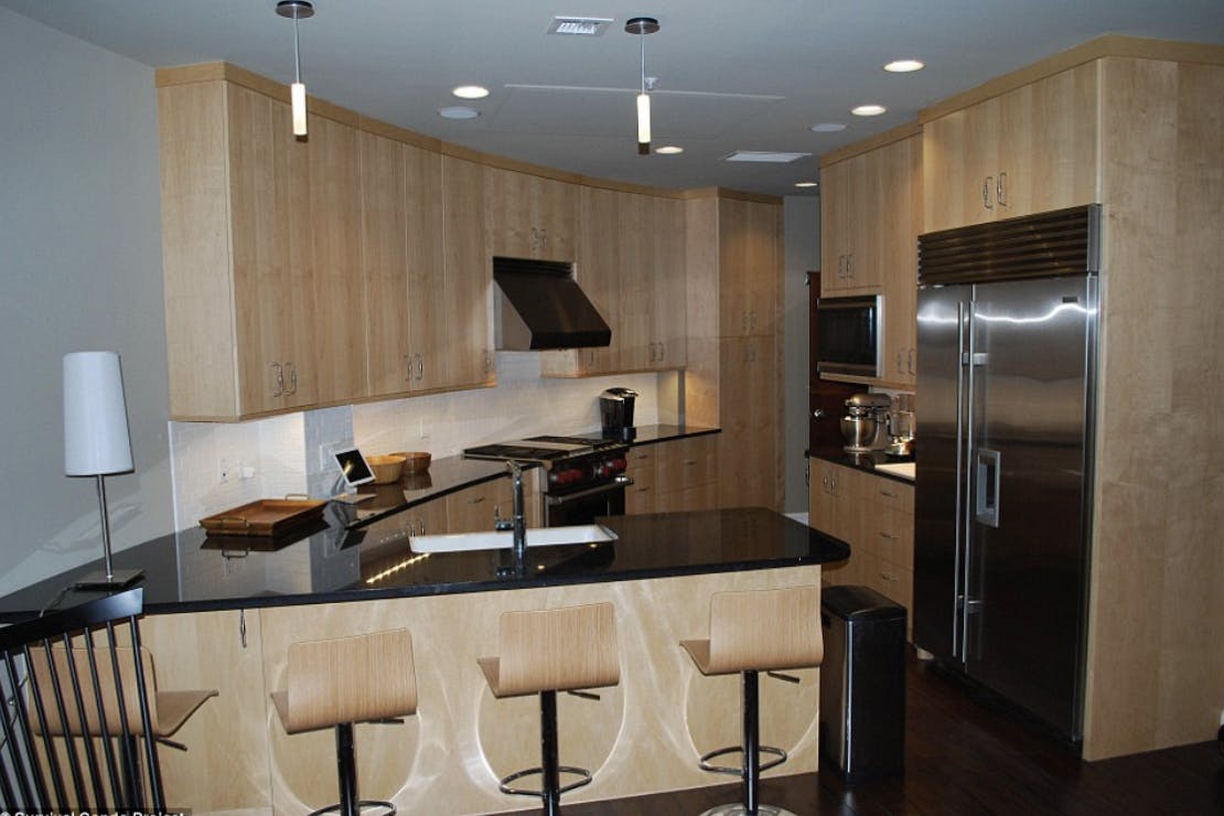 Die Küche einer Penthouse-Wohnung im Bunker