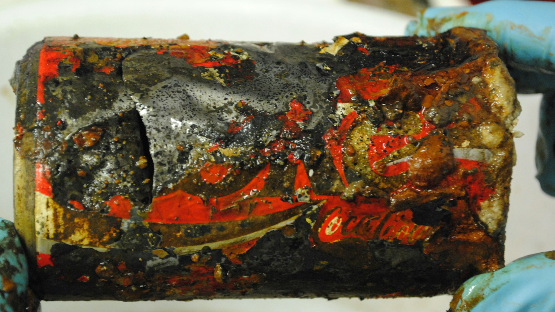 EIne Plastiktüte, die in der Tiefsee gefunden worden war, enthielt Cola-Dose. Die Dose lag über 30 Jahre im Meer.