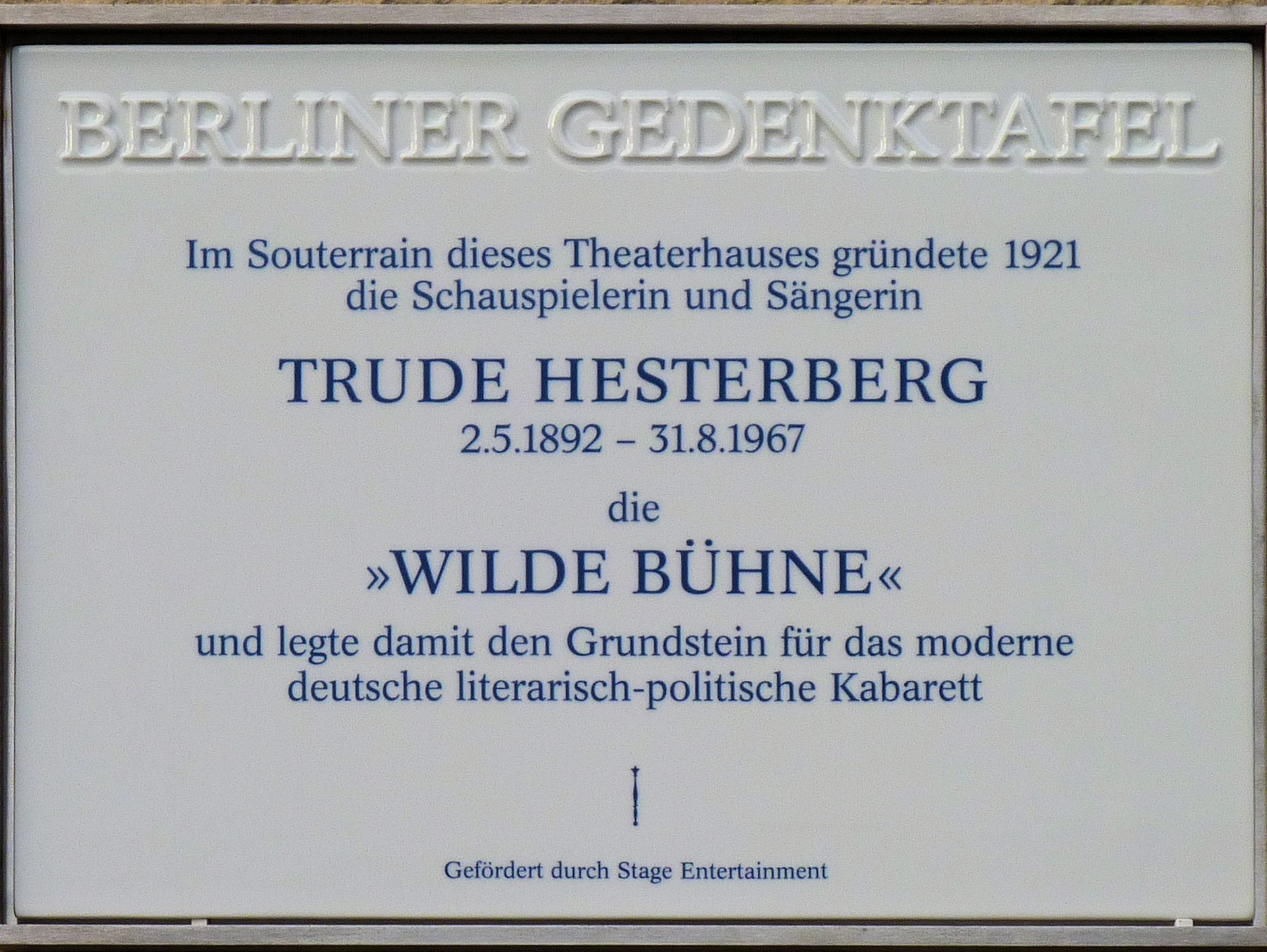 Gedenkplakette für Trude Hesterberg in der Kantstraße