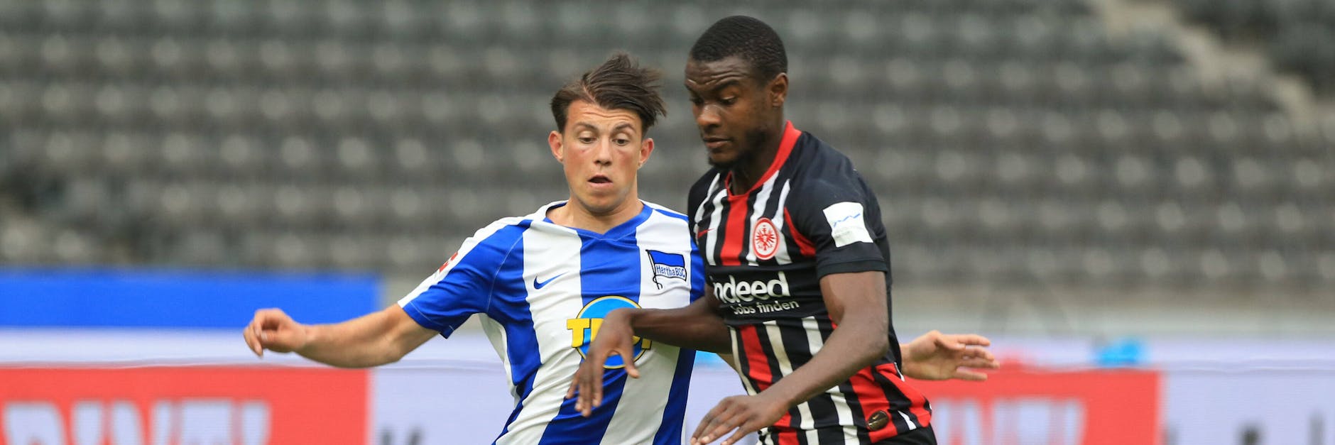 Erlebte gegen die Eintracht einen gebrauchten Nachmittag: Herthas Offensiv-Hoffnung Lazar Samardzic (18). 