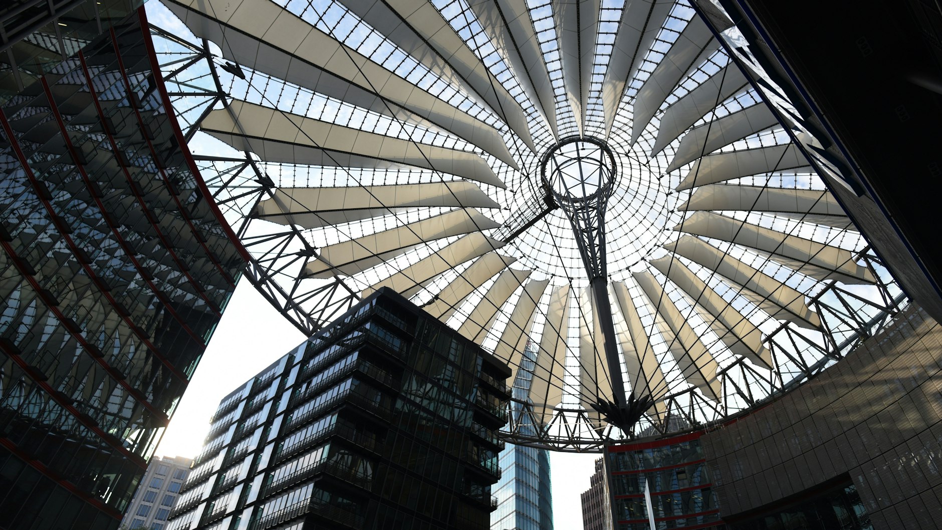 Markantes Dach: das Sony Center am Potsdamer Platz. 