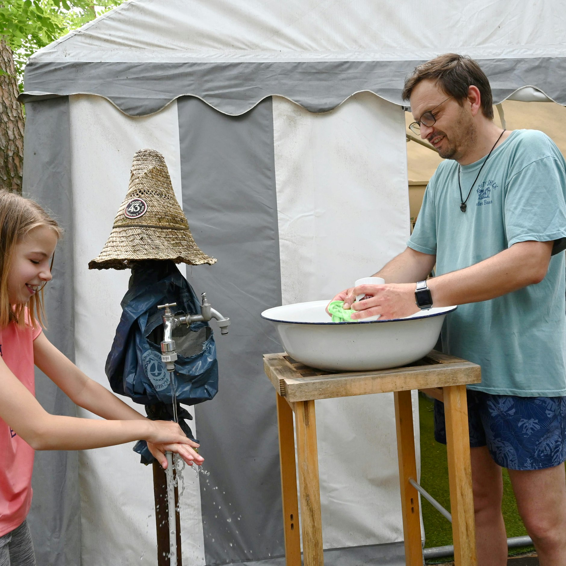 Thomas Dubrau und seine Kinder waschen sich in diesem Jahr direkt vor ihrem Zelt. <br>