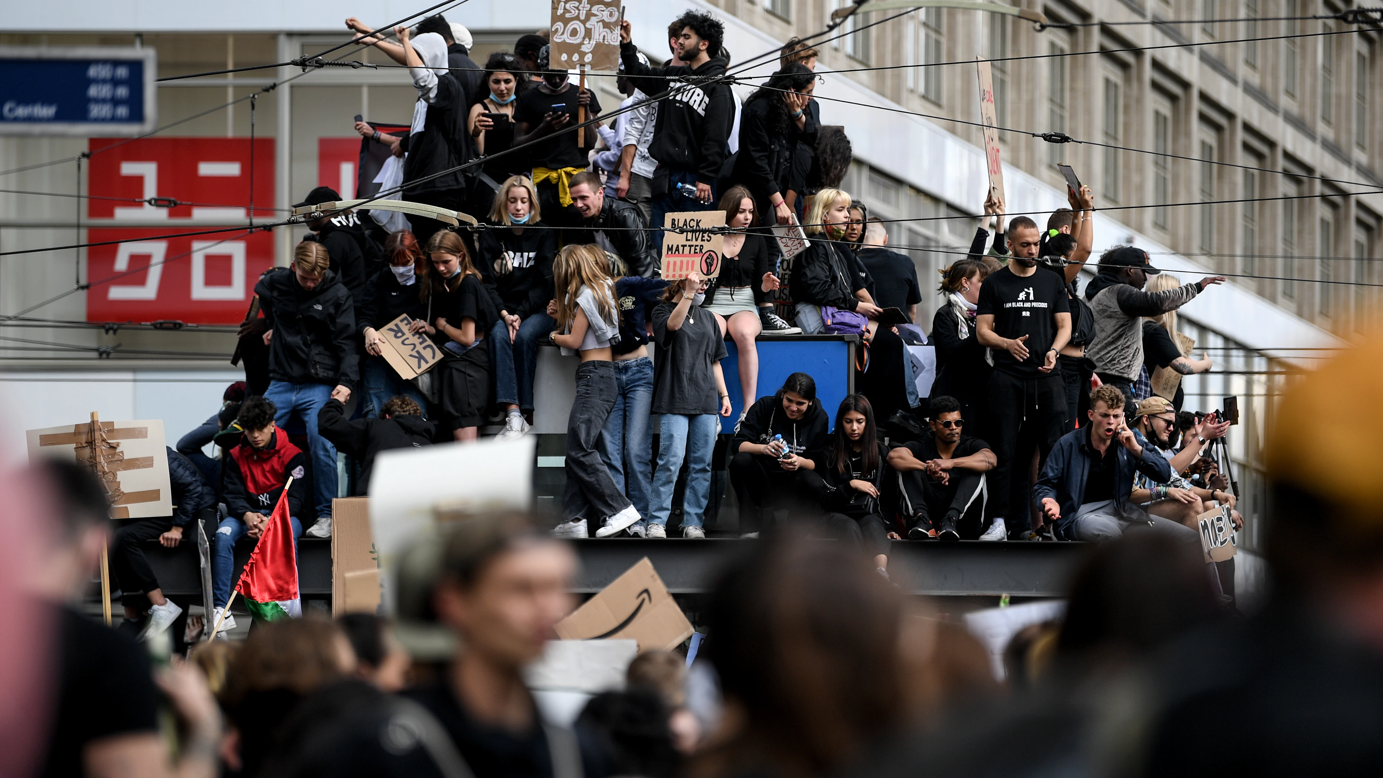 Teilnehmer einer Kundgebung auf dem Alexanderplatz protestieren am 6. Juni gegen Rassismus und Polizeigewalt. Anlass ist der Tod des Afroamerikaners George Floyd im Zuge eines brutalen Polizeieinsatzes in den USA.&nbsp;