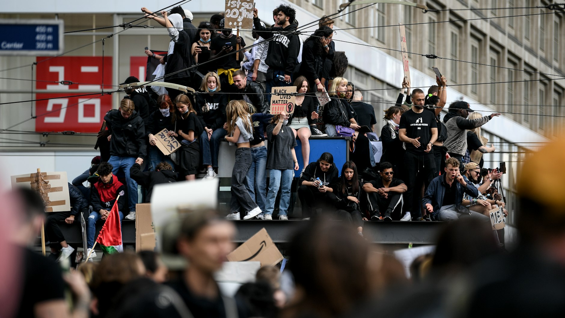Teilnehmer einer Kundgebung auf dem Alexanderplatz protestieren am 6. Juni gegen Rassismus und Polizeigewalt. Anlass ist der Tod des Afroamerikaners George Floyd im Zuge eines brutalen Polizeieinsatzes in den USA.&nbsp;