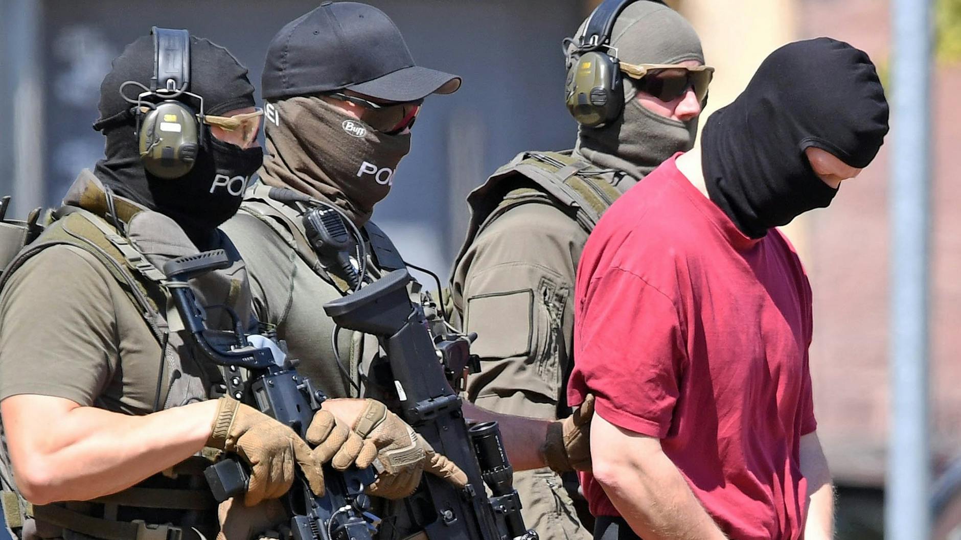 Stephan E. (r), Tatverdächtiger im Fall des ermordeten Kasseler Regierungspräsidenten Lübcke, wird 2019 nach einem Haftprüfungstermin beim Bundesgerichtshof (BGH) zu einem Hubschrauber gebracht. 