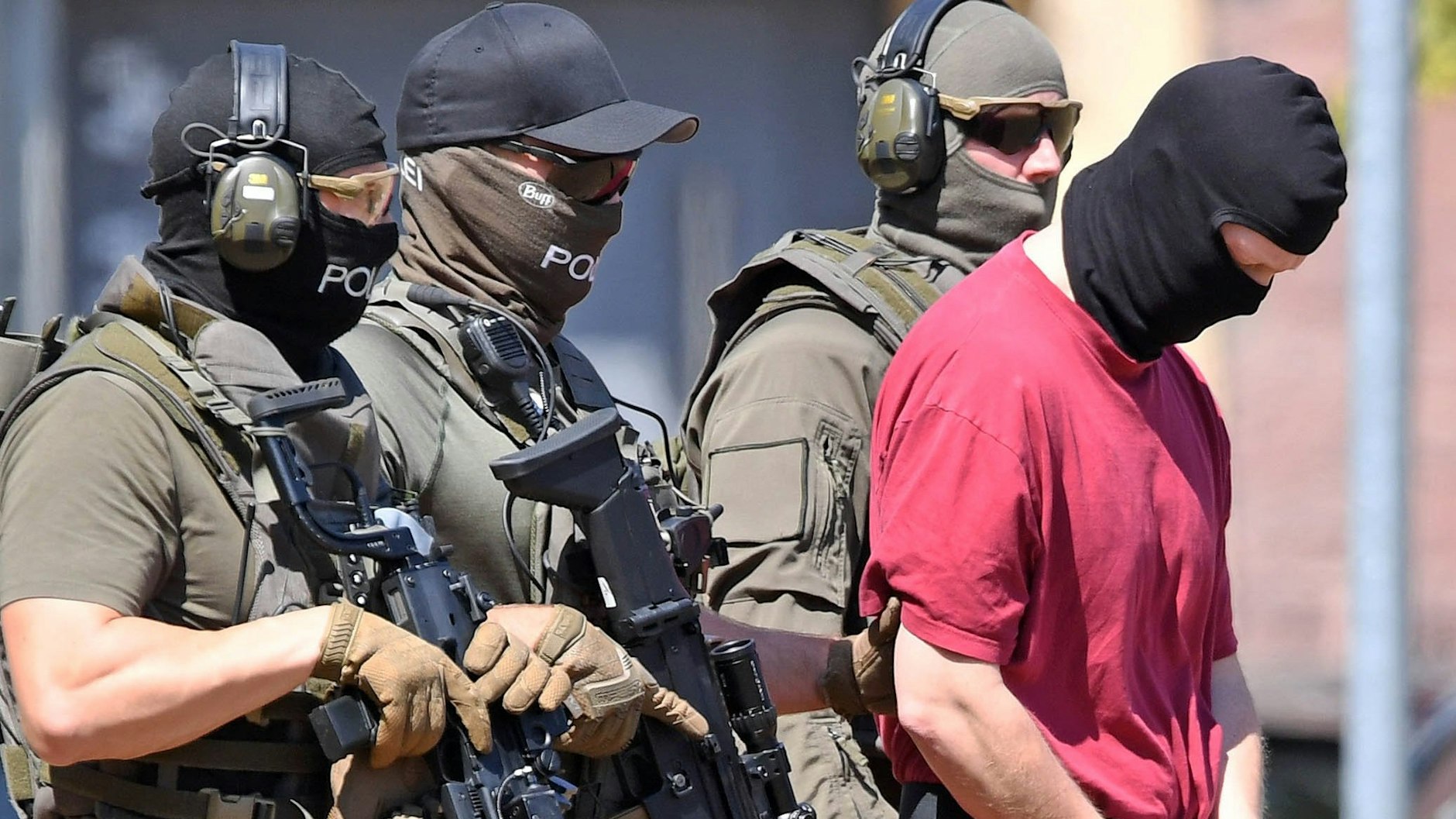 Stephan E. (r), Tatverdächtiger im Fall des ermordeten Kasseler Regierungspräsidenten Lübcke, wird 2019 nach einem Haftprüfungstermin beim Bundesgerichtshof (BGH) zu einem Hubschrauber gebracht.&nbsp;