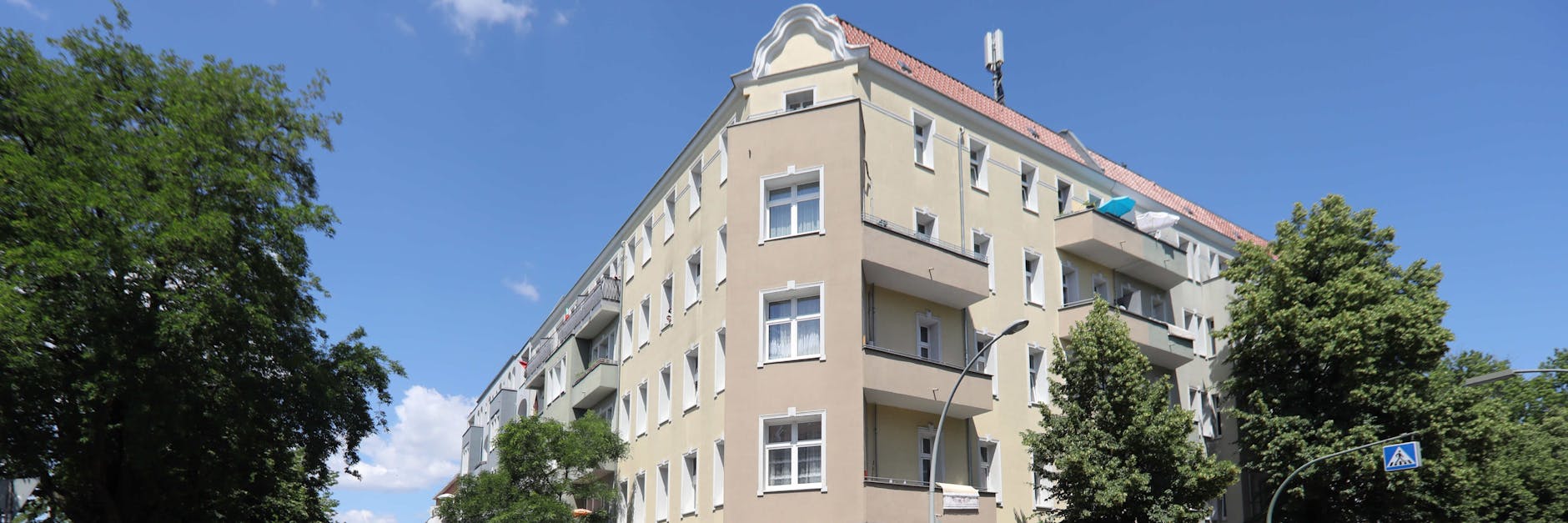 Alle Mieter des Wohnblocks an der Harzer Straße, Ecke Treptower Straße, in Neukölln müssen in Corona-Quarantäne.