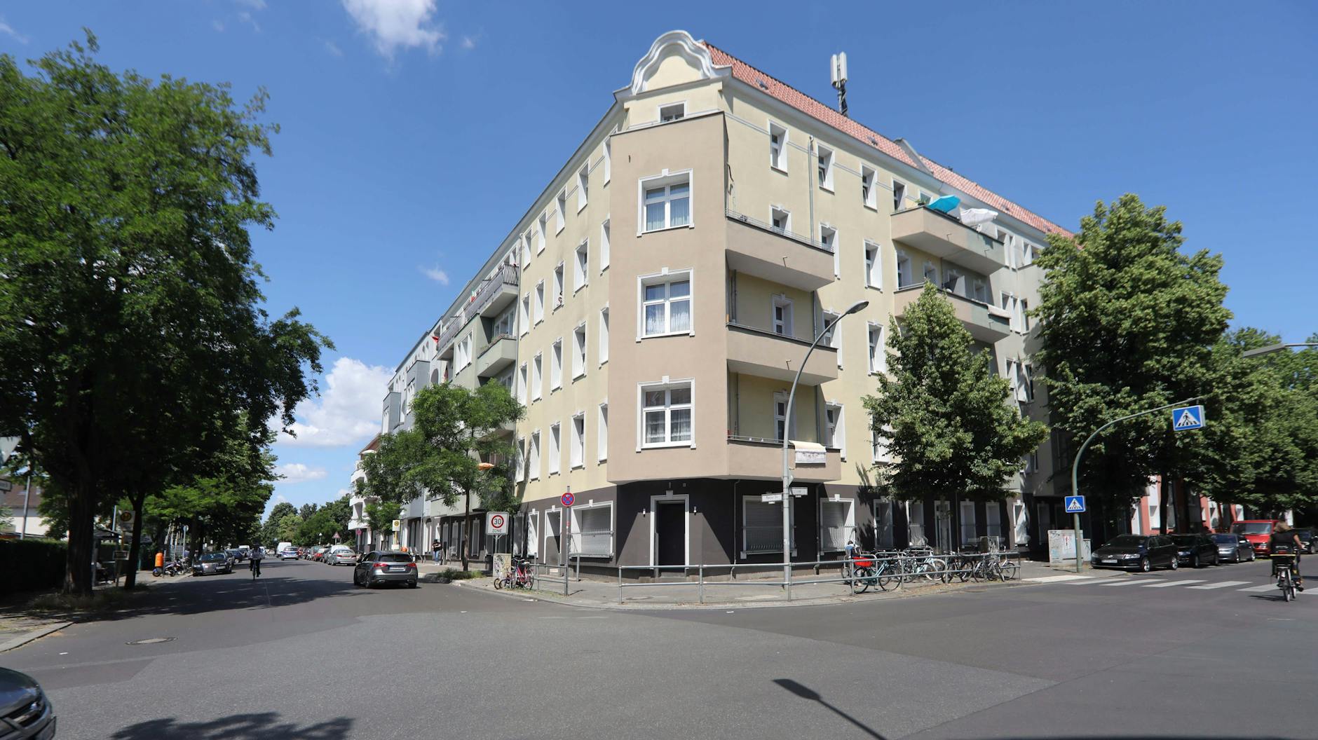 Alle Mieter des Wohnblocks an der Harzer Straße, Ecke Treptower Straße, in Neukölln müssen in Corona-Quarantäne.