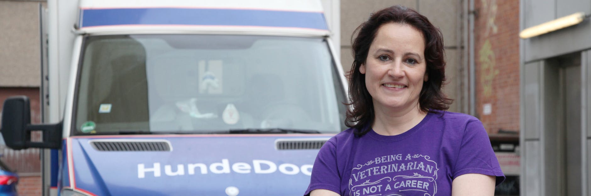 Jeanette Klemmt (51) verarztet in ihrem Rettungswagen seit 20 Jahren Tiere auf Spendenbasis.