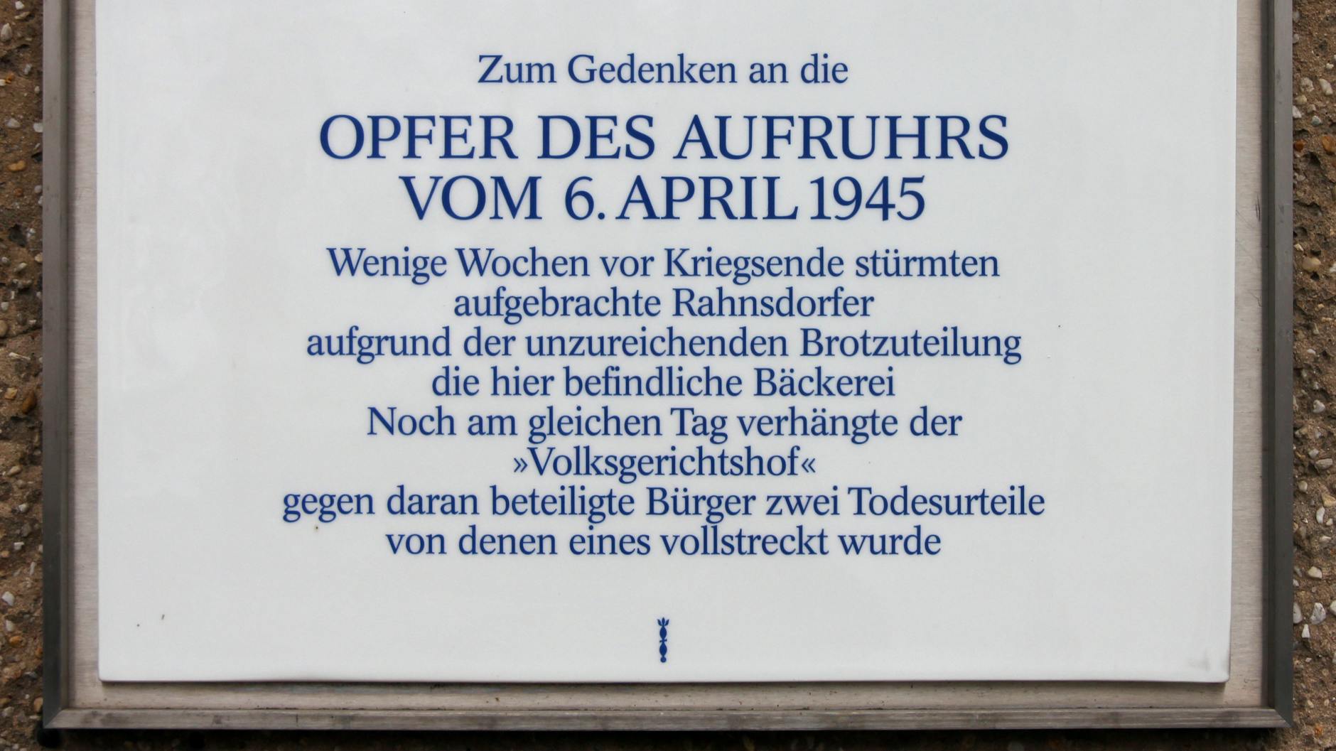 Der Bürgerverein Rahnsdorf kämpft um die Rückkehr dieser Gedenktafel, die an den Brotaufstand in dem Ortsteil vor 75 Jahren erinnert.