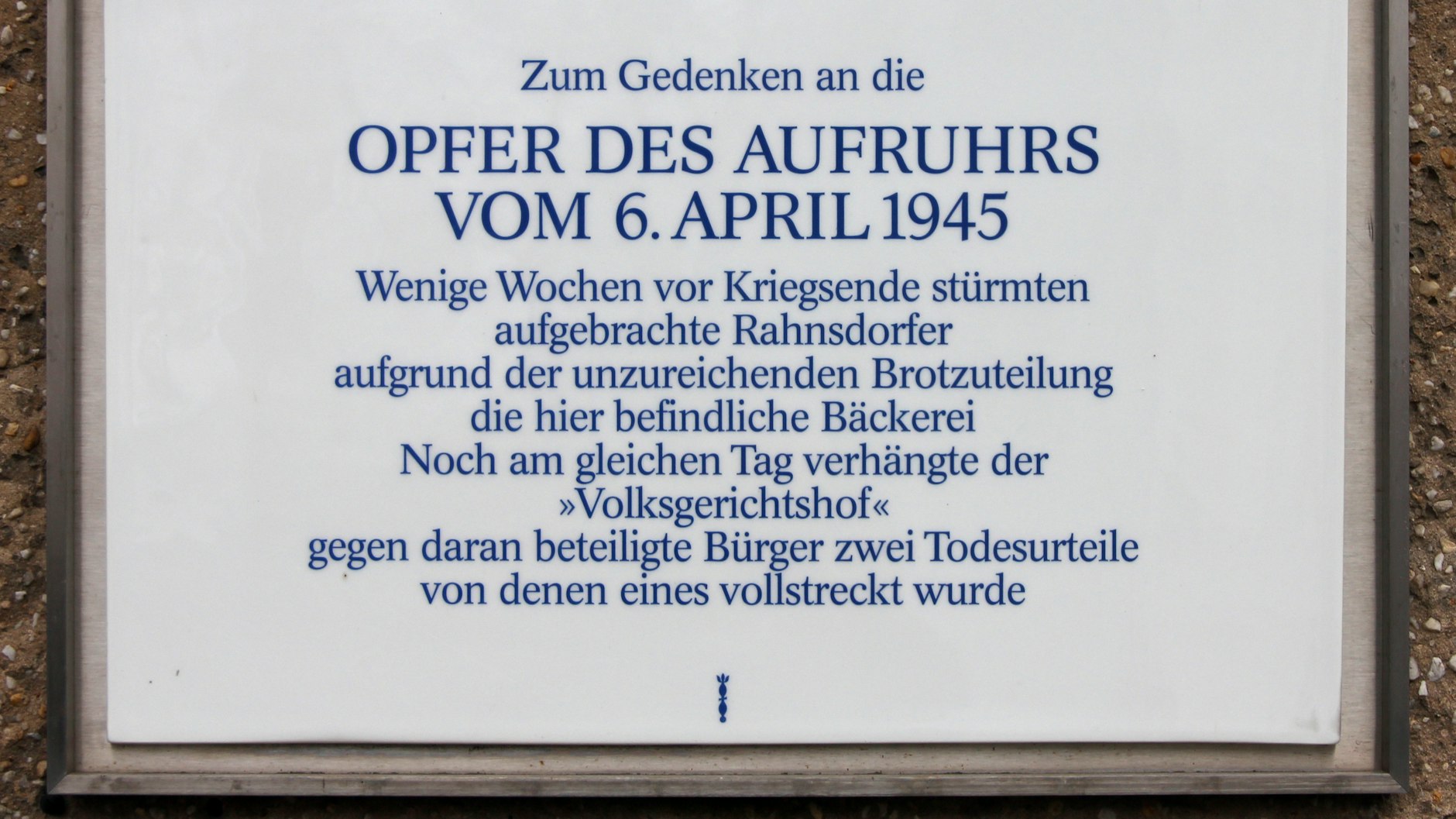 Der Bürgerverein Rahnsdorf kämpft um die Rückkehr dieser Gedenktafel, die an den Brotaufstand in dem Ortsteil vor 75 Jahren erinnert.