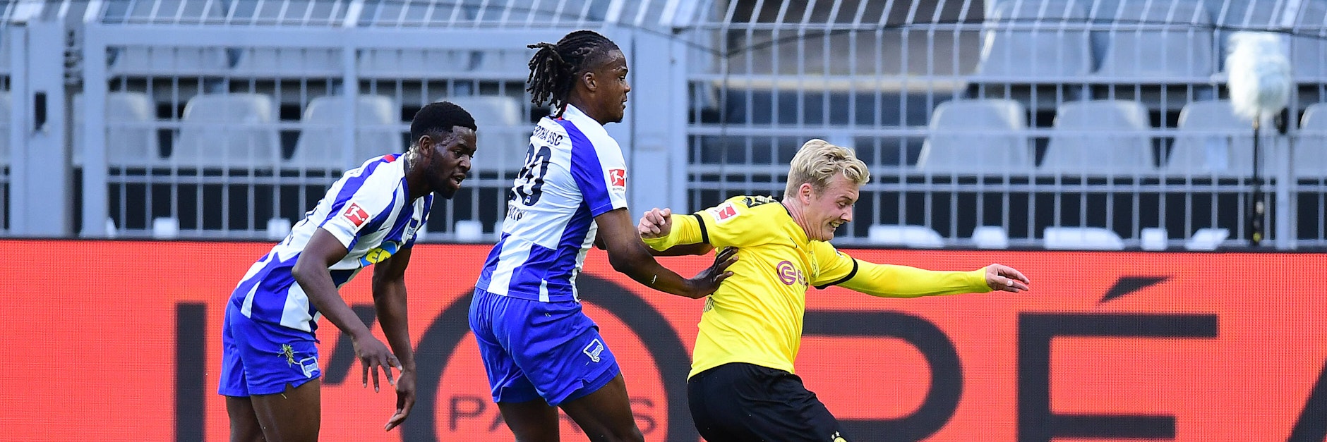 Jordan Torunarigha (l.) und Dedryck Boyata räumen vor dem eigenen Tor auf.
