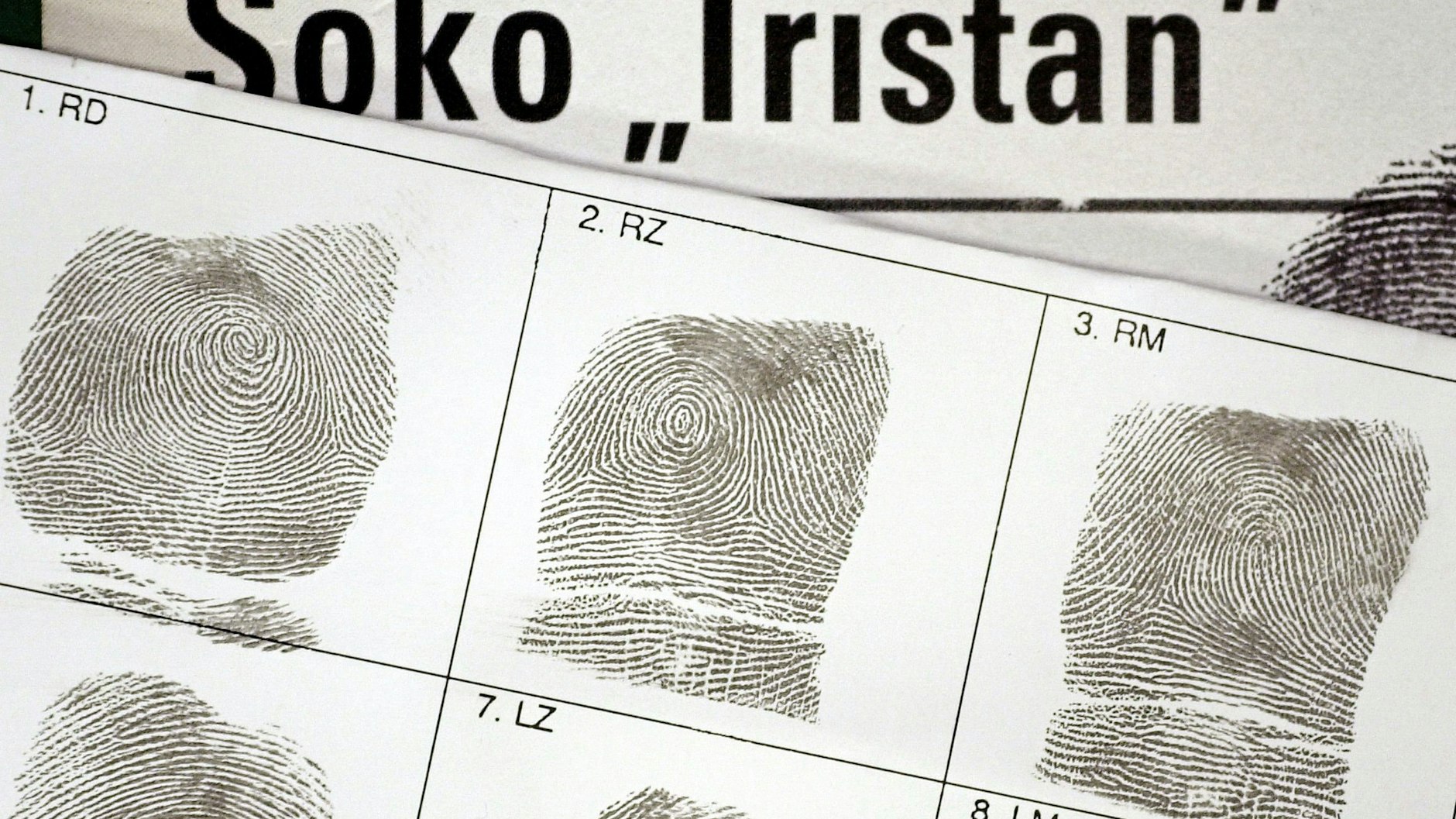 Auf einer "Fingerabdruckkarte" der Polizei sind die Fingerabdrücke einer männlichen Hand von der Soko "Tristan" im Polizeipräsidium Frankfurt festgehalten.&nbsp;