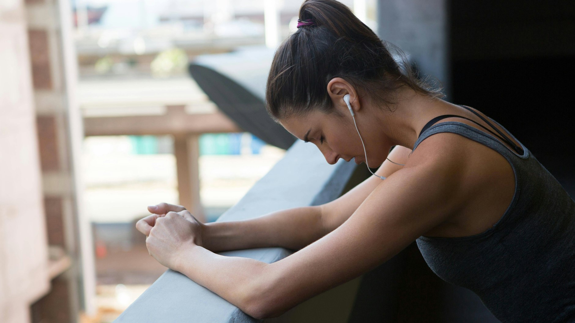 Nach überstandener Covid-19-Infektion kann rasche Erschöpfung zu den andauernden Beschwerden gehören.