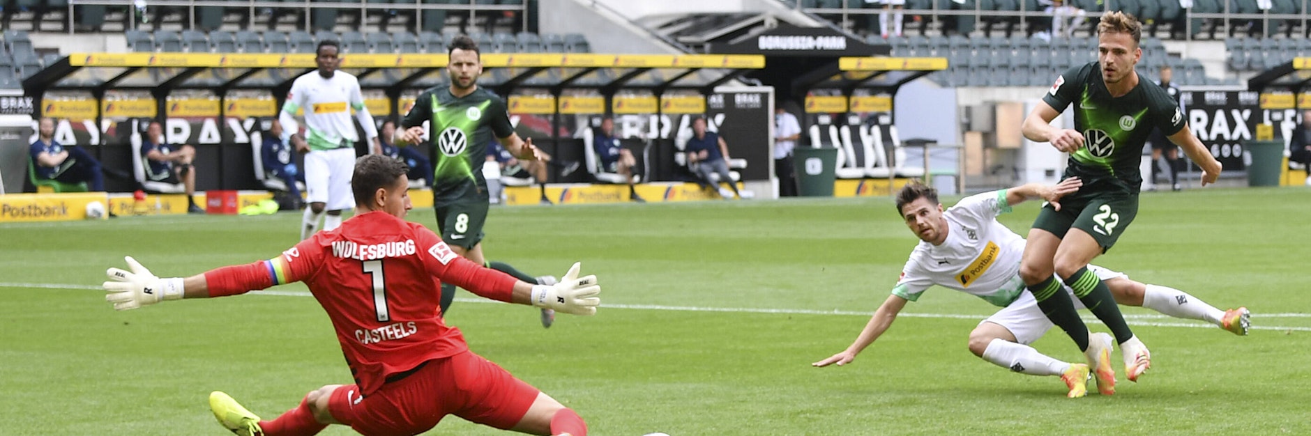 Gladbachs Hofman (2.v.r.) trifft eiskalt zum 1:0 eggen Wolfsburg. VfL-Keeper ist da machtlos.