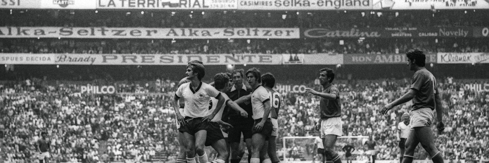 Beckenbauer liegt verletzt am Boden, im Halbfinale gegen Italien kugelte er sich die Schulter aus und spielte mit Armbinde weiter.