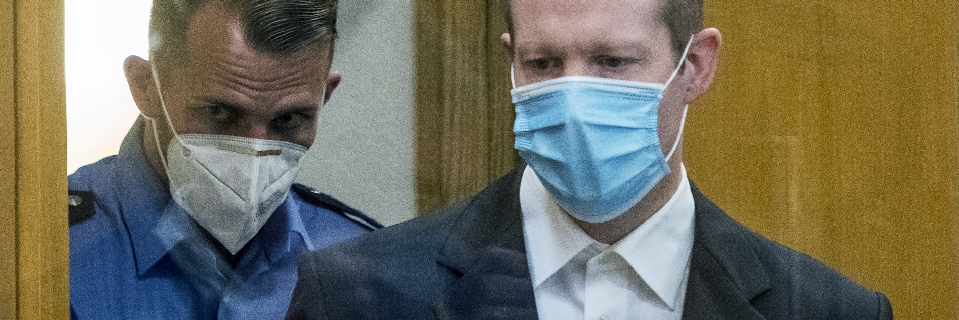 Der Angeklagte Stephan Ernst (re.) wird am ersten Tag des Lübcke-Mordprozesses in den Gerichtssaal gebracht.