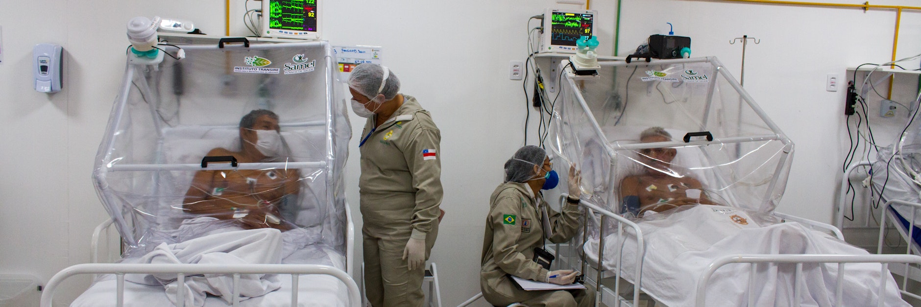 Krankenpfleger im brasilianischen Manaus unterhalten sich mit Patienten auf der Intensivstation.