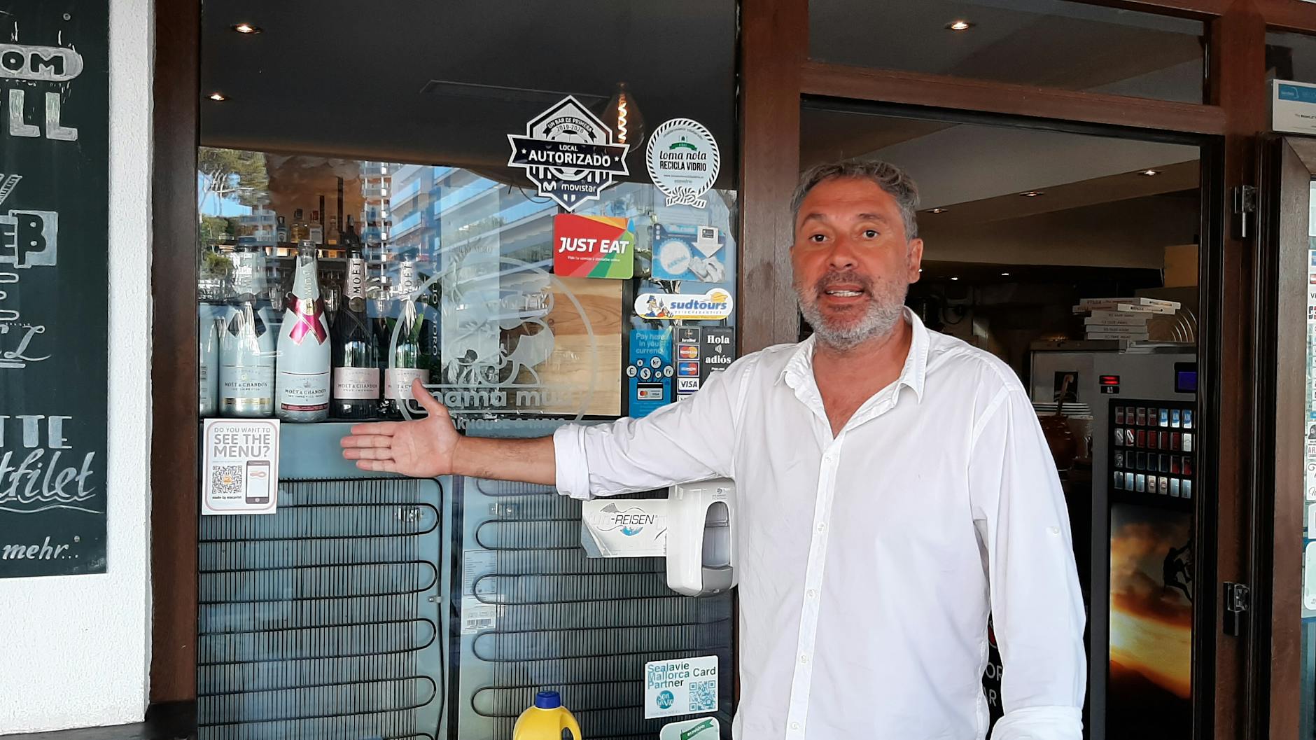 Restaurantbesitzer Luis Menor zeigt auf seinen QR-Code, mit dem die Speisekarte gelesen werden kann.