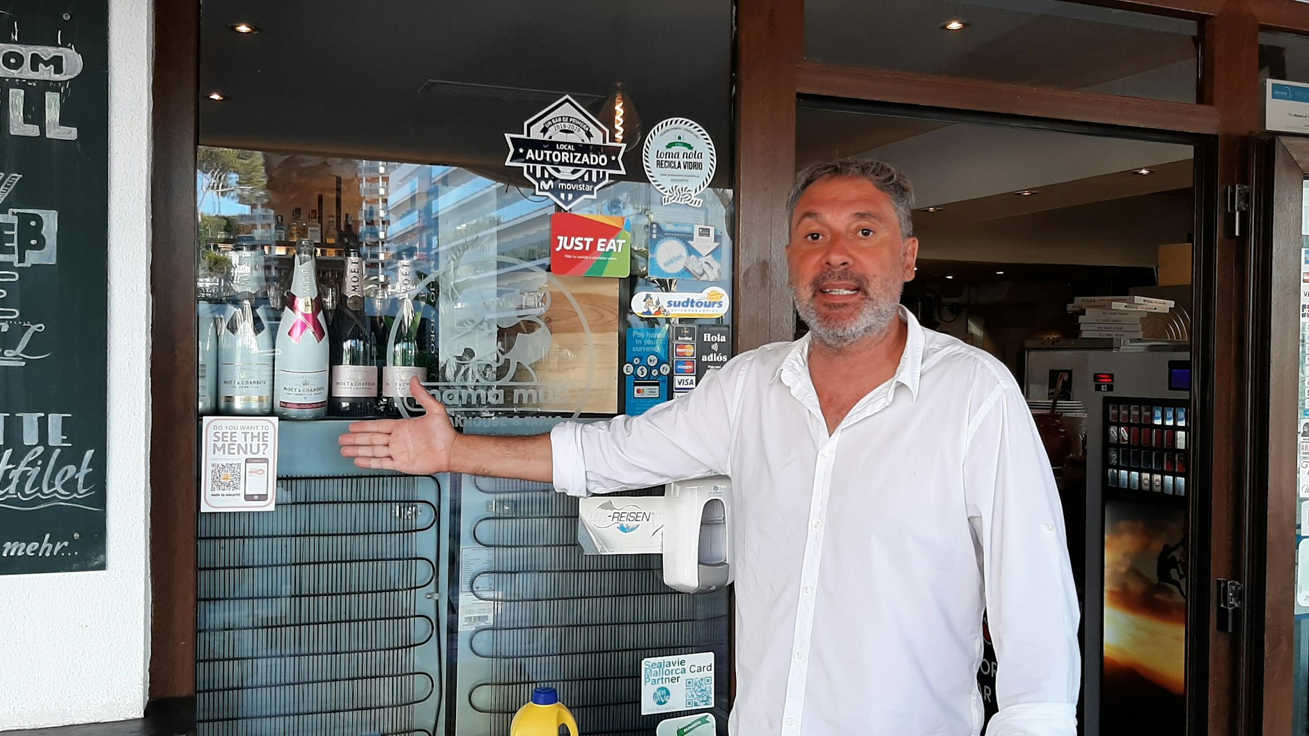 Restaurantbesitzer Luis Menor zeigt auf seinen QR-Code, mit dem die Speisekarte gelesen werden kann.