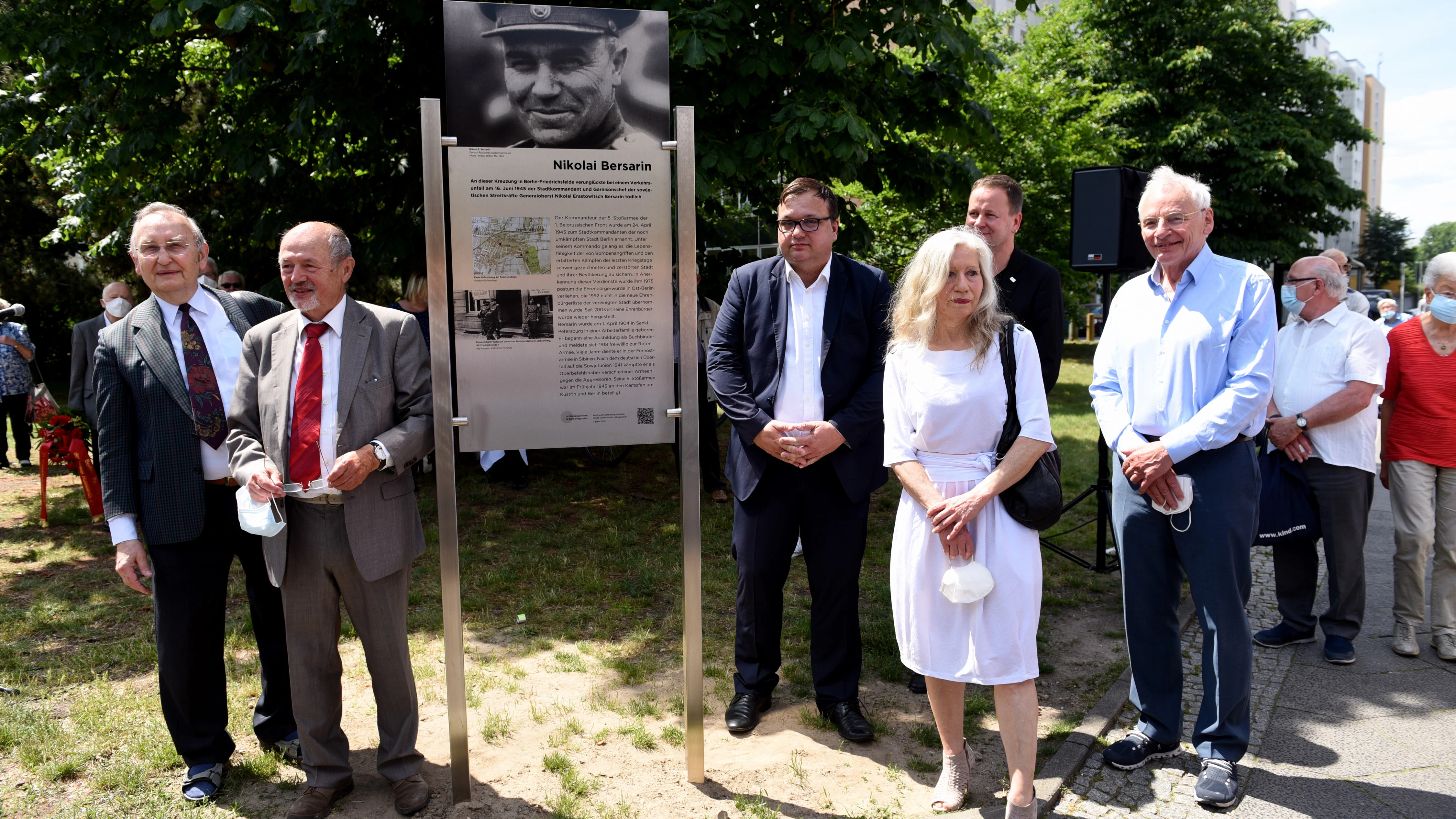 Gedenktafel für Nicolai Bersarin in der Straße am Tierpark.<br>