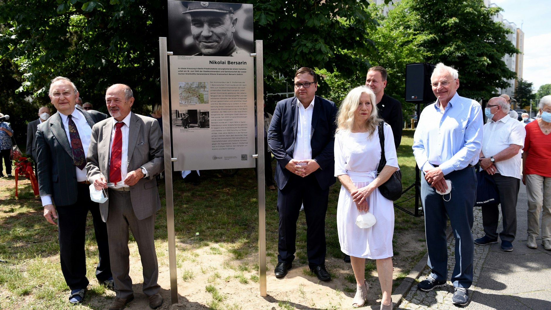 Gedenktafel für Nicolai Bersarin in der Straße am Tierpark.<br>