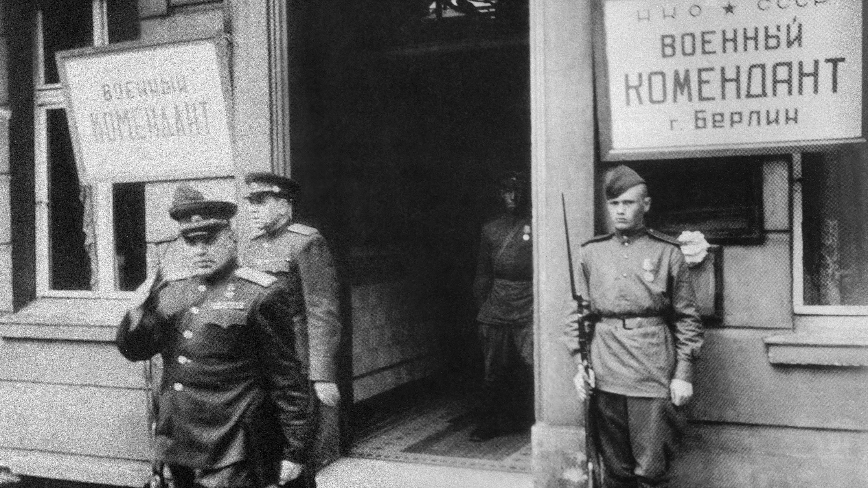 Generaloberst Nikolai Erastowitsch Bersarin (links) nach bedingungslosen Kapitulation 1945.