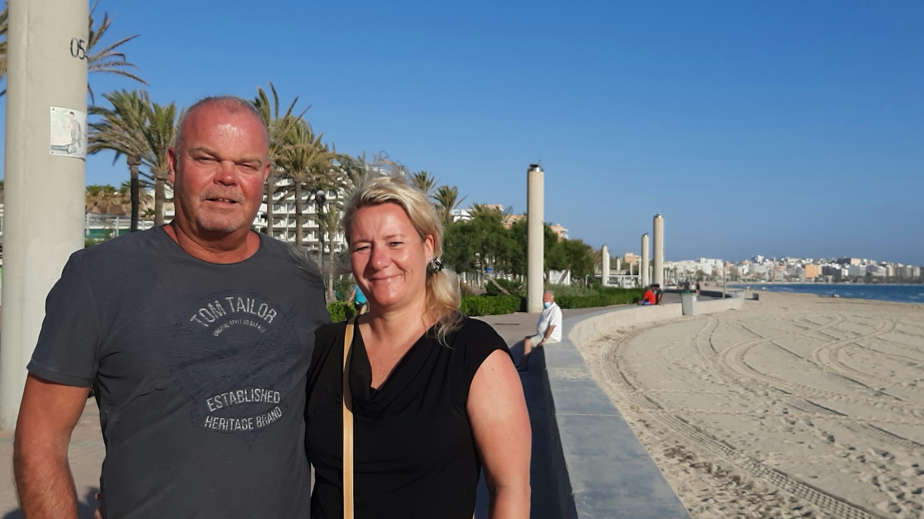 Anuschka und Paul Lauterbach stehen an der Strandpromenade von Arenal.