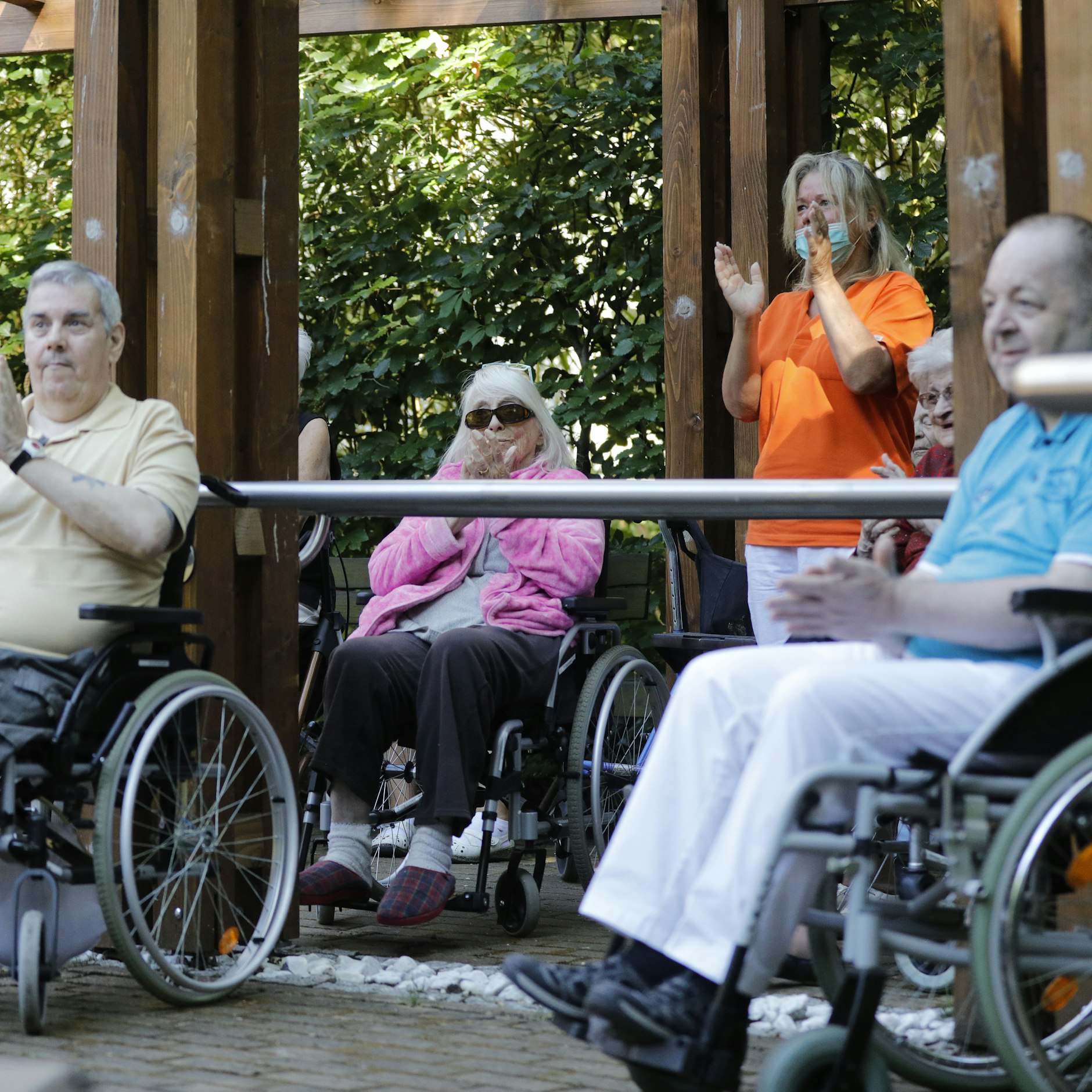 Bewohner des Blindenheims freuen sich über das Konzert und applaudieren.