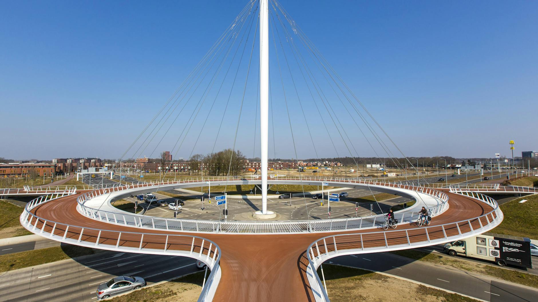 Der Hovenring, eine Art Kreisverkehrbrücke für Zweiräder und Fußgänger, überspannt im niederländischen Eindhoven eine Straßenkreuzung.