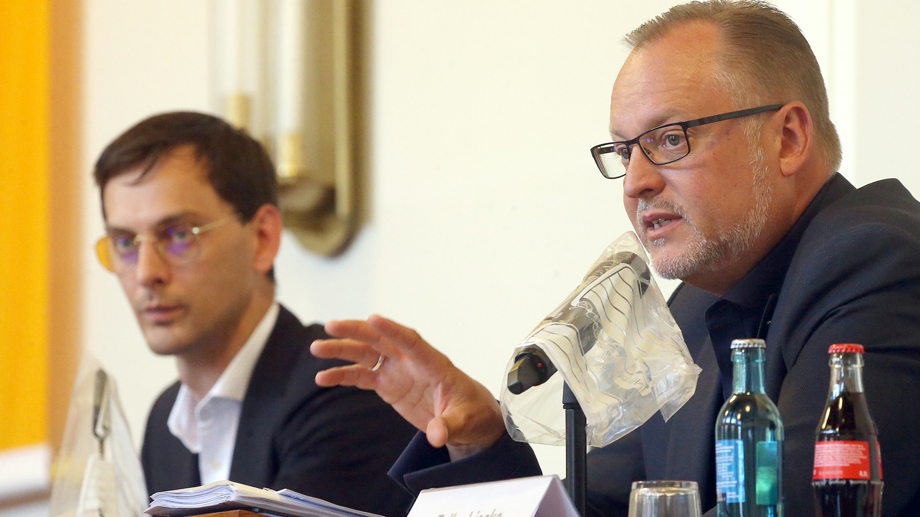 Bezirksbürgermeister Martin Hikel (SPD, l.) und Gesundheitsstadtrat Falko Liecke (CDU) erklären die Situation.