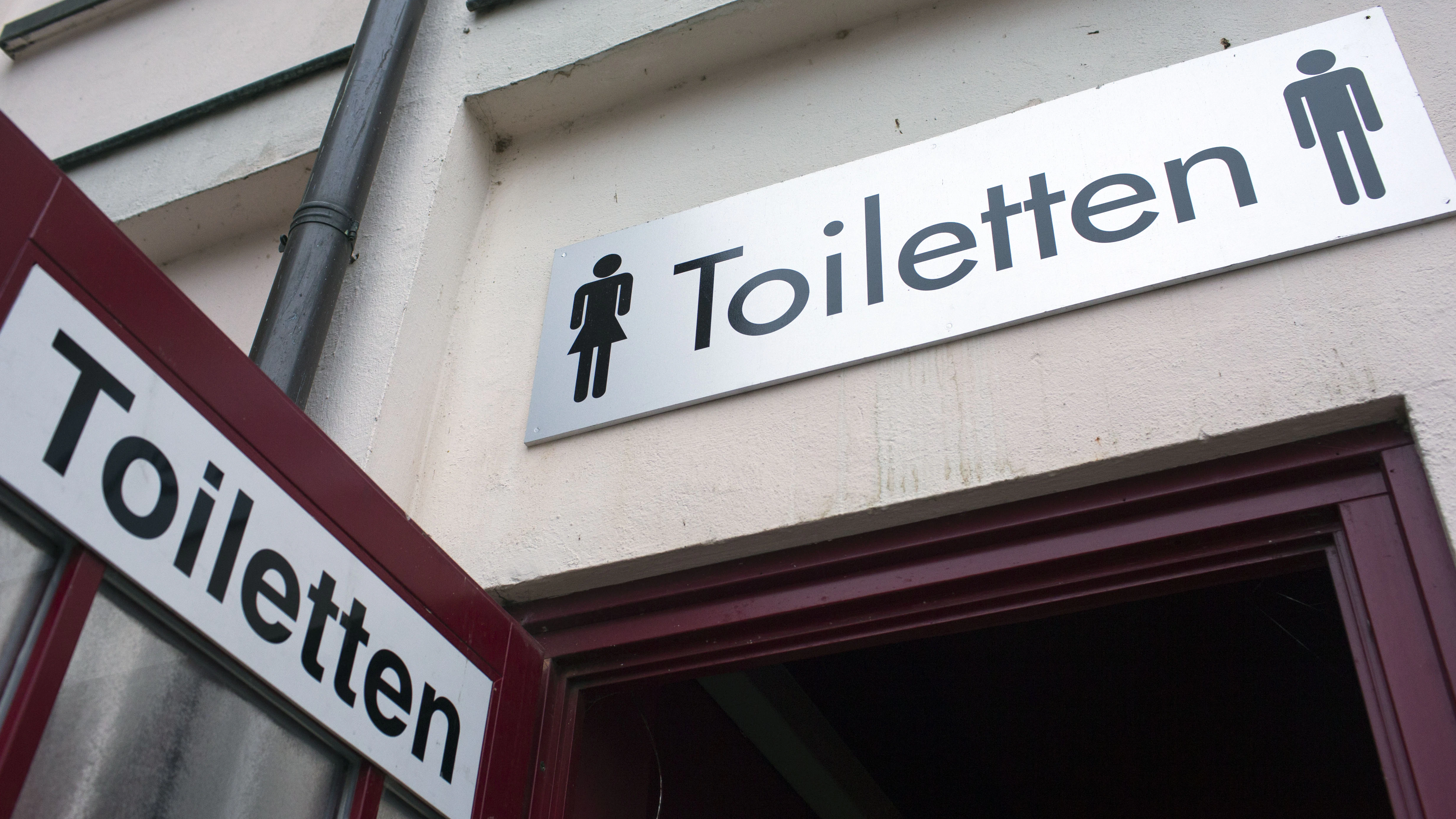 Mehrfach schon wurde bei Corona-Studien Virenmaterial in menschlichen Ausscheidungen gefunden. Macht das Toiletten beim Spülen zu Virenschleudern?&nbsp;