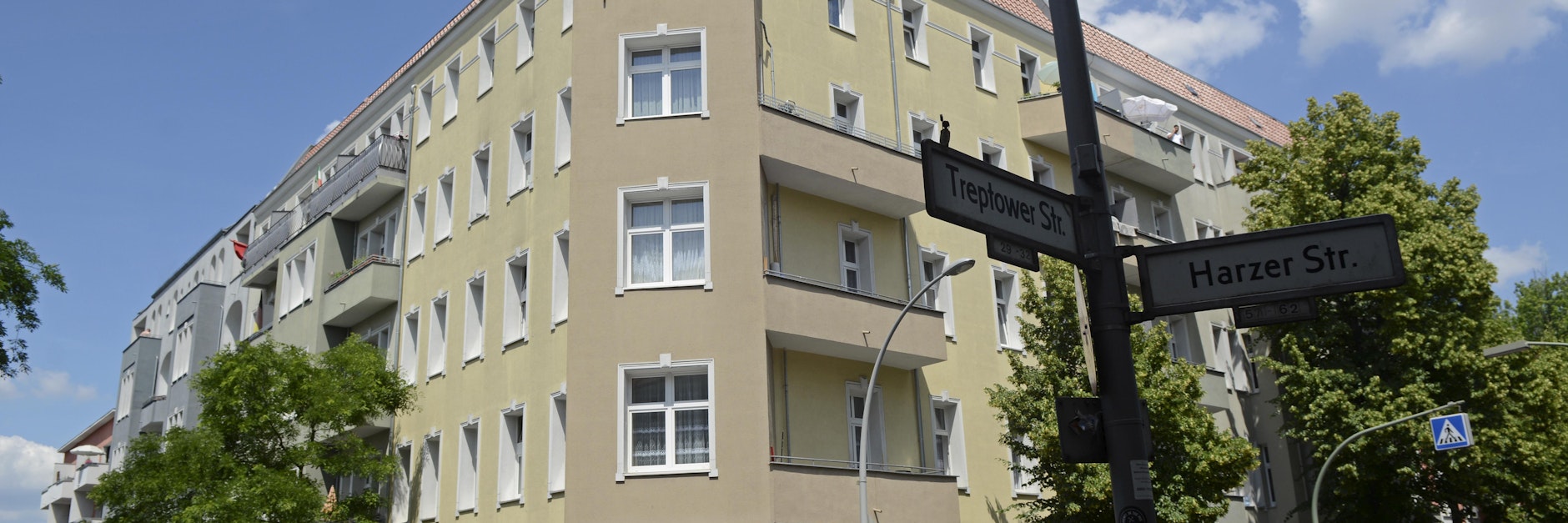 Die Bewohner des Hauses Treptower Strasse / Ecke Harzer Strasse stehen unter Quarantäne .