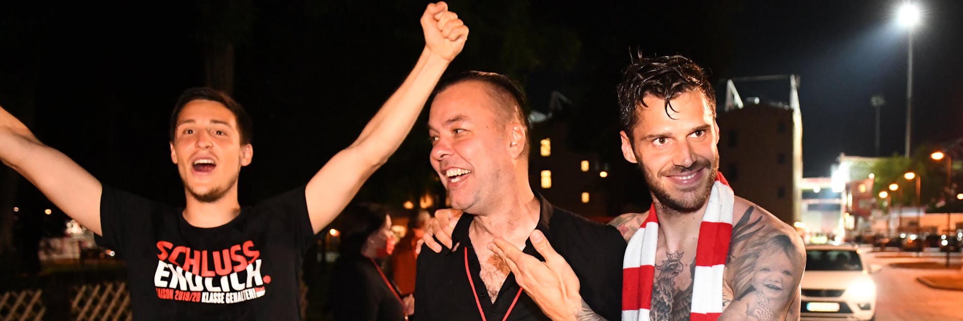Spontane Feier von Fans und Spielern lange nach Spielschluss auf der Hauptstraße vor dem bzw. der Einfahrt zum Stadion. Hier jubeln Keven Schlotterbeck, Presse- und Stadionsprecher Christian Arbeit ohne Bart und Christopher Trimmel (v.l.n.r.) über den Klassenerhalt.
