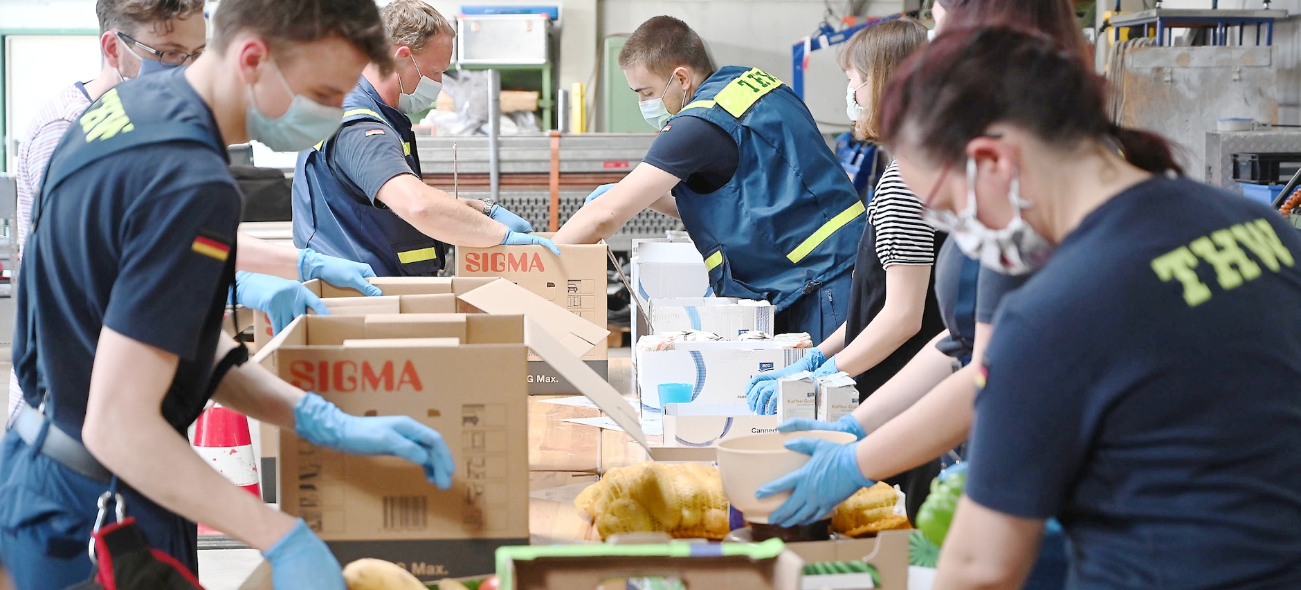 Beim THW in Neukölln werden die Lebensmittelpakete für die Menschen gepackt, die wegen Corona in Quarantäne sind.<br><br>&nbsp;