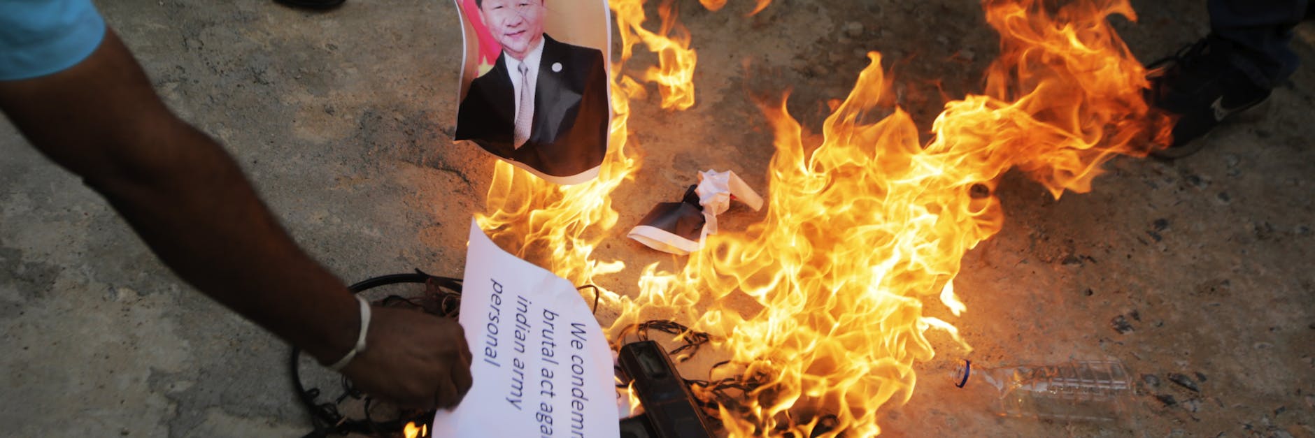 Aufgebrachte Inder verbrennen nach dem Grenz-Zwischenfall ein Foto des chinesischen Staatschefs Xi Jinping.