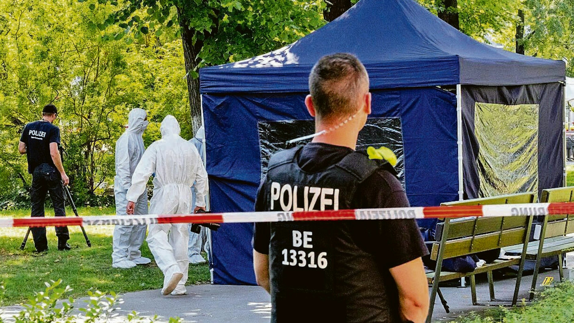 Beamte der Spurensicherung sichern in einem Faltpavillon Spuren am Tatort. Nach dem Mord an einem Tschetschenen im Sommer 2019 in Berlin hat der Generalbundesanwalt die Ermittlungen an sich gezogen.
