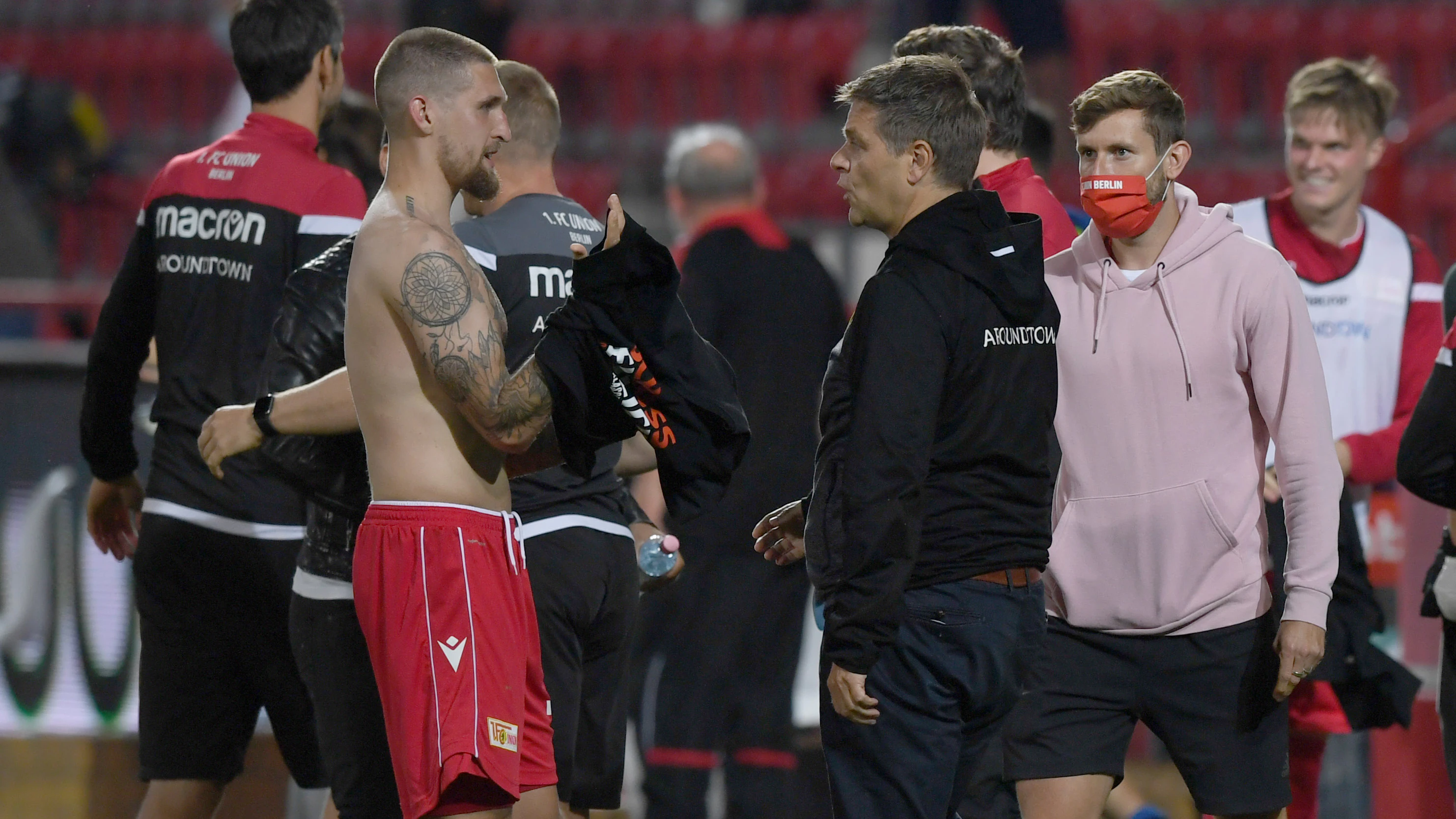 Personalgespräch? Union-Manager Oliver Ruhnert spricht unmittelbar nach dem Klassenerhalt mit Robert Andrich.