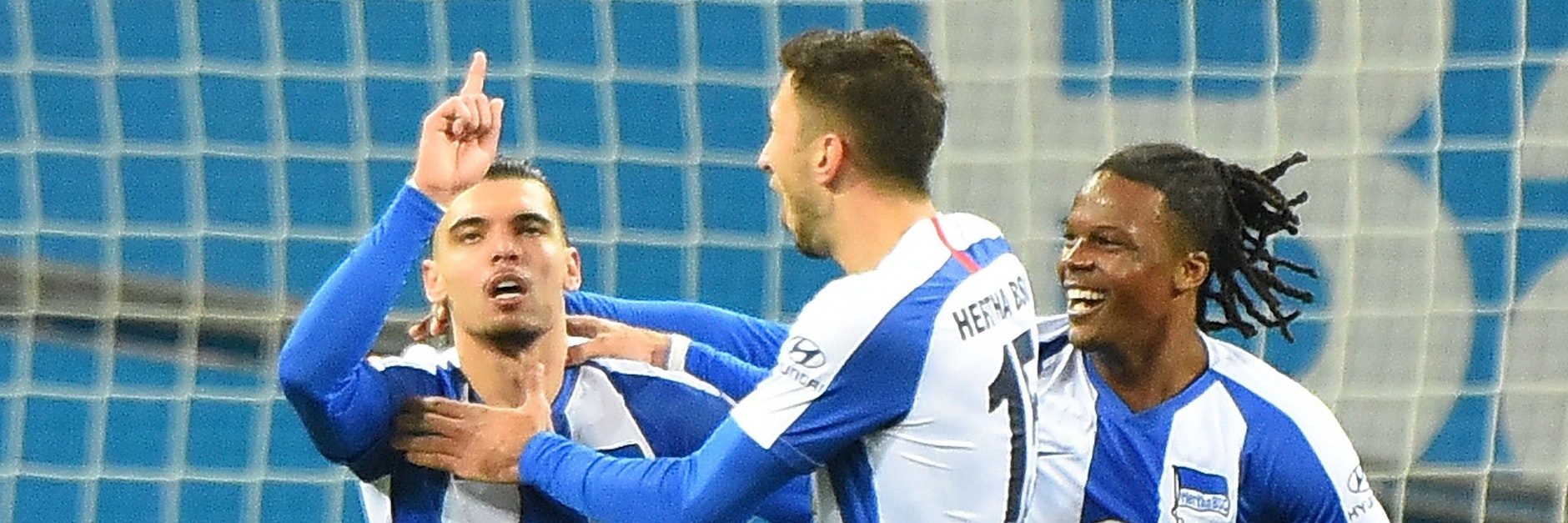 Karim Rekik (l.) jubelt mit Marko Grujic und Dedryck Boyata über sein 1:0-Siegtor im Hinspiel bei Bayer Leverkusen. Gibt es Sonnabend wieder so eine Überraschung gegen den Topklub?