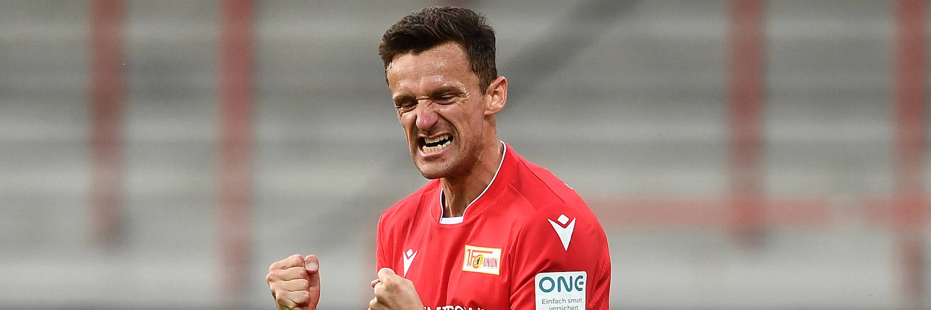 Christian Gentner bejubelt beim Abpfiff gegen Paderborn den Klassenerhalt. Nun würde er gerne noch ein weiters Jahr Fußball spielen.