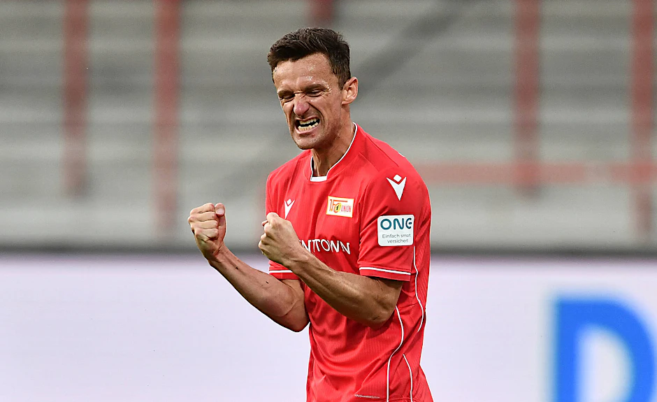 Christian Gentner bejubelt beim Abpfiff gegen Paderborn den Klassenerhalt. Nun würde er gerne noch ein weiters Jahr Fußball spielen.