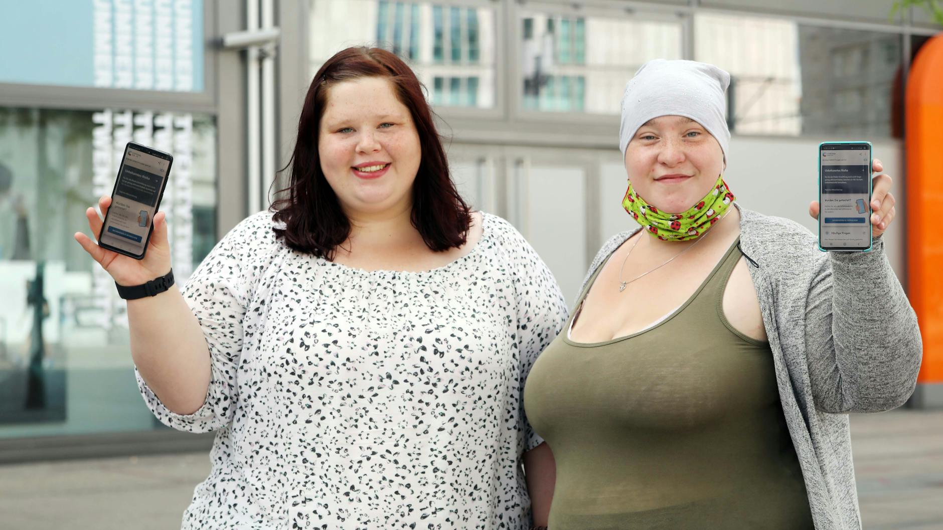 Die Schwestern Antonia (24, Marienfelde) und Natascha (26, Mitte) Flasche wissen nicht, wie die App funktioniert.