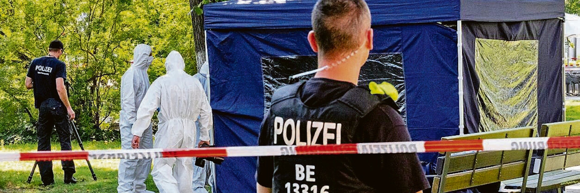 Beamte der Spurensicherung sichern in einem Faltpavillon Spuren am Tatort. Gut drei Monate nach dem Mord an einem Tschetschenen in Berlin will der Generalbundesanwalt die Ermittlungen an sich ziehen.