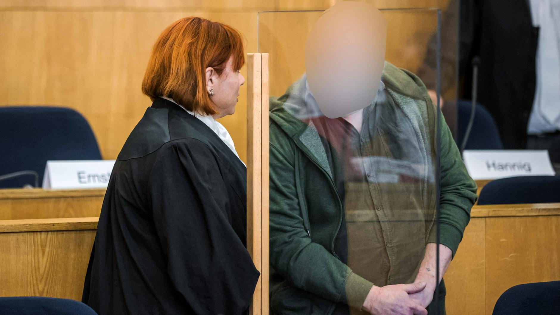 Der Mitangeklagte Markus H. mit seiner Verteidigerin vor dem Oberlandesgericht in Frankfurt. 