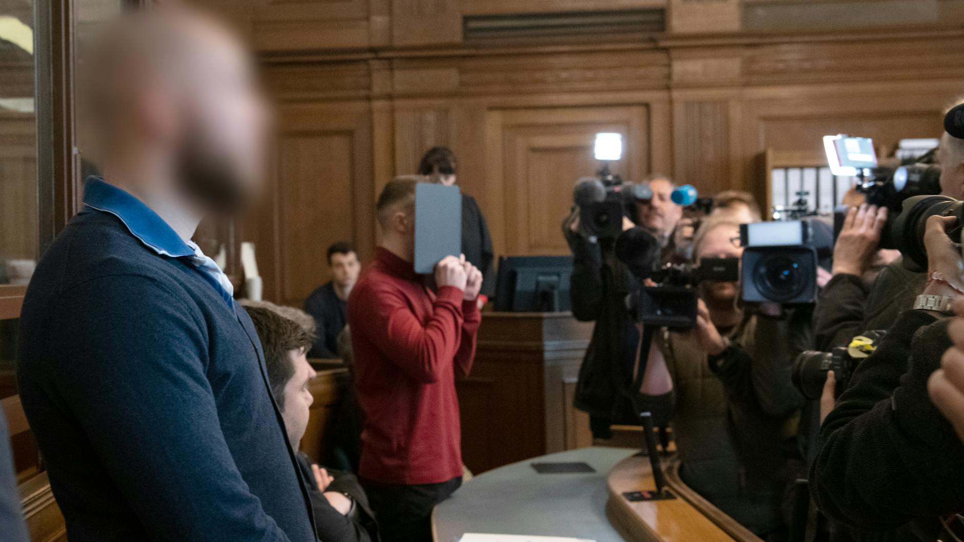 Die beiden Angeklagten Marvin N. (links) und Hamdi H. (rechts) im Berliner Ku'damm-Raser-Prozess. 