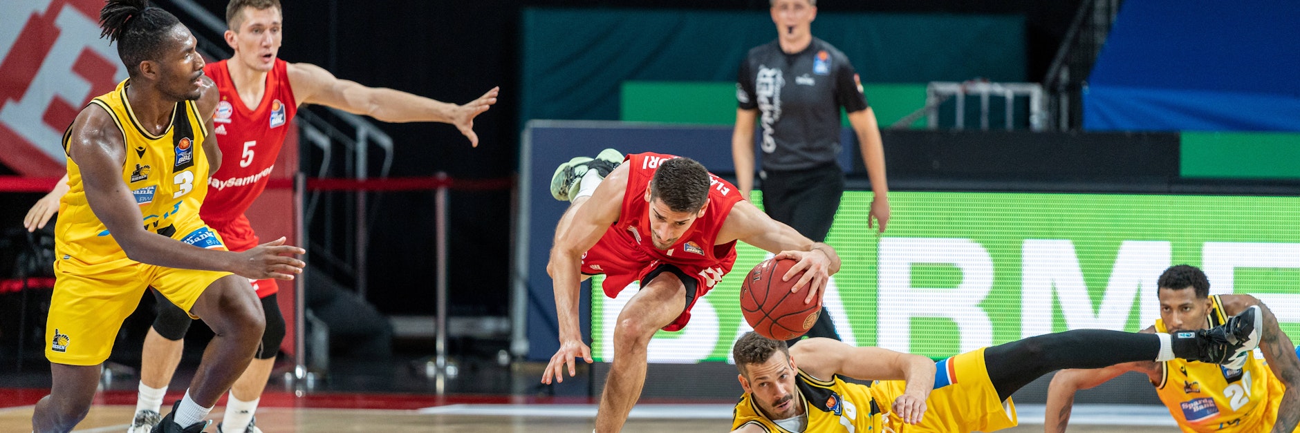 Bayerns Diego Flaccadori (M.) kommt wie sein ganzes Team aus dem Tritt. Am Freitag könnte der Titelverteidiger schon draußen sein.