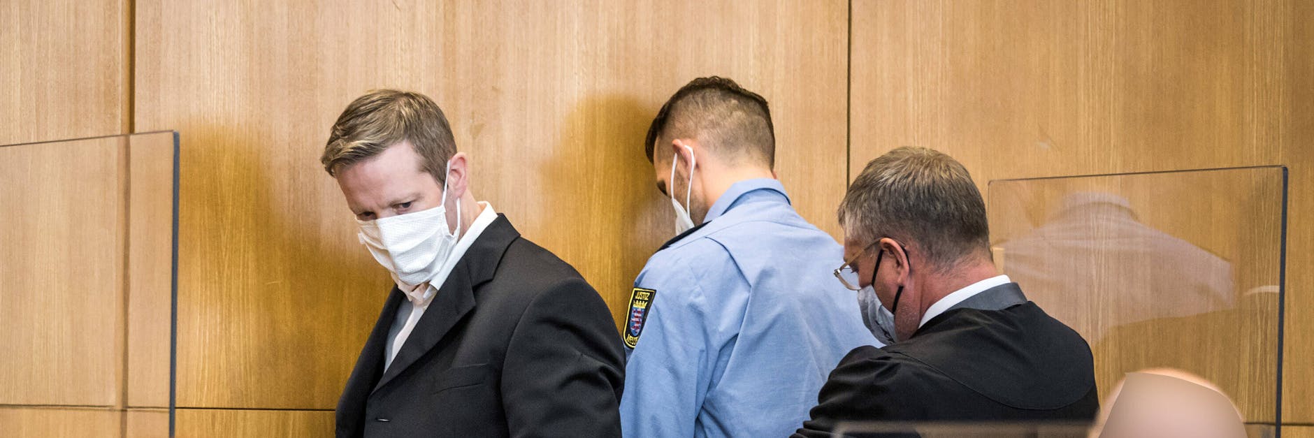 Dem Angeklagten Stephan Ernst (l.) werden die Handschellen abgenommen.