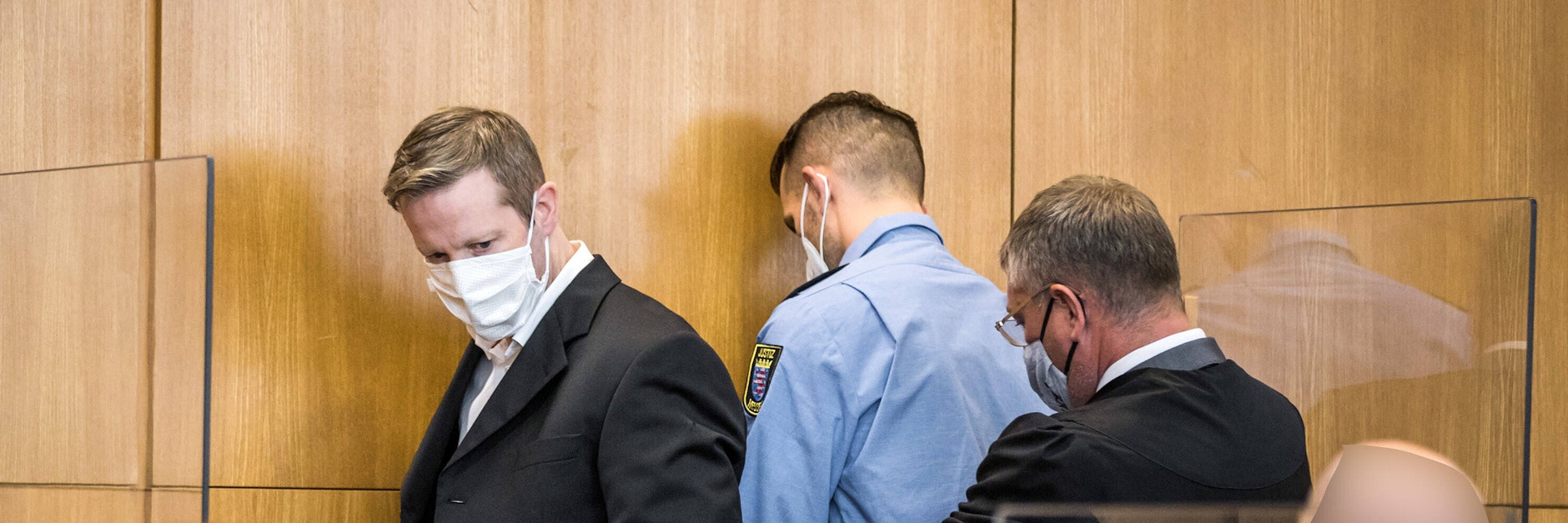 Dem Angeklagten Stephan Ernst (l.) werden die Handschellen abgenommen.