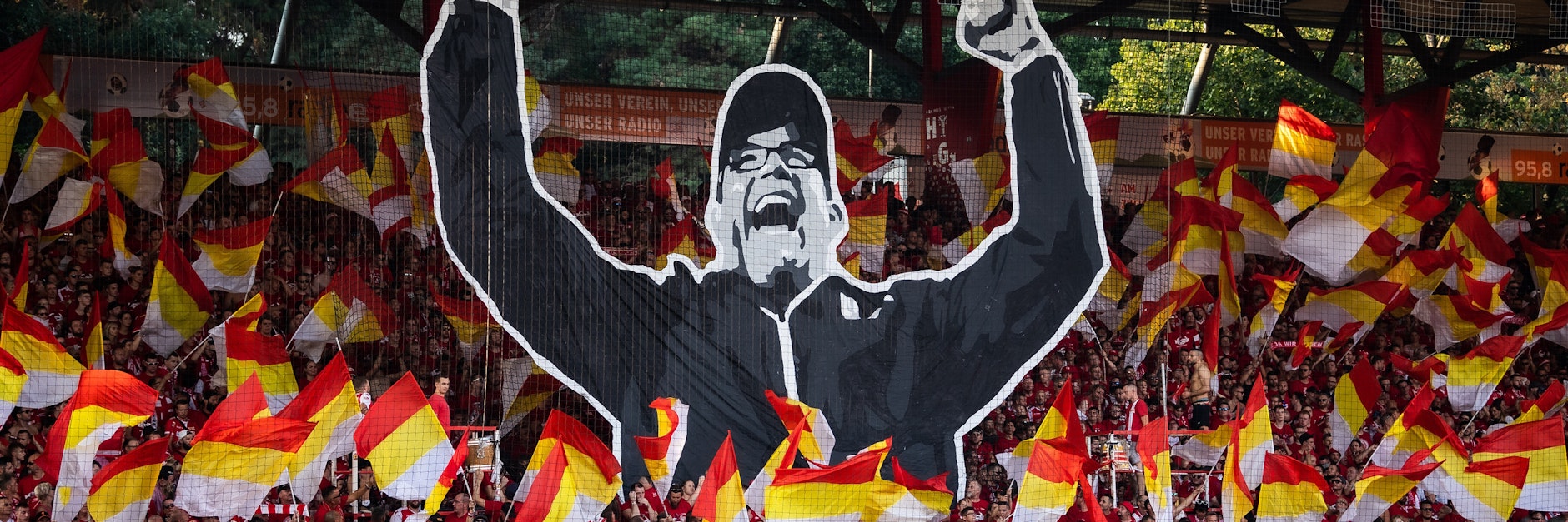 Die Fans des 1. FC Union feiern Trainer Urs Fischer mit einer Choreografie.